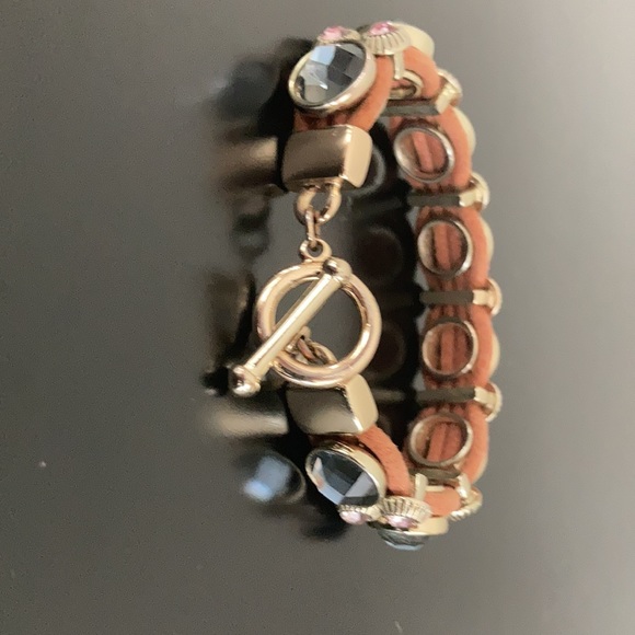 Brown leather bracelet w gold clasps topped w gems - Picture 2 of 8